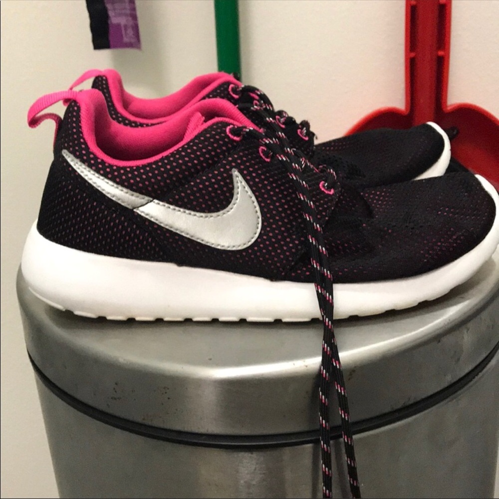 Black & Pink Nike Roshe